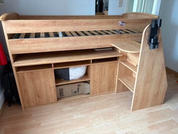 Hoogslaper met bureau incl lattenbodem beschikbaar voor biedingen
