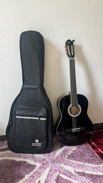 Akoestisch gitaar + draagtas + capo beschikbaar voor biedingen
