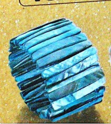 Avon: prachtige armband... echte schelp beschikbaar voor biedingen