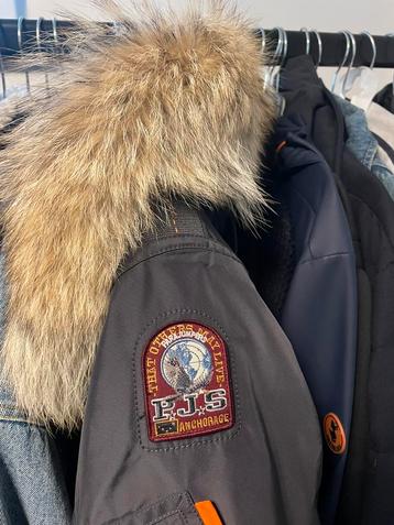 Het iconische pufferjack van Parajumpers beschikbaar voor biedingen