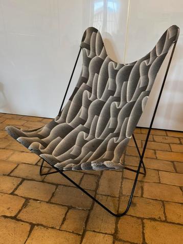 Vintage Vlinderstoel met speciale bekleding en “schilderij” beschikbaar voor biedingen