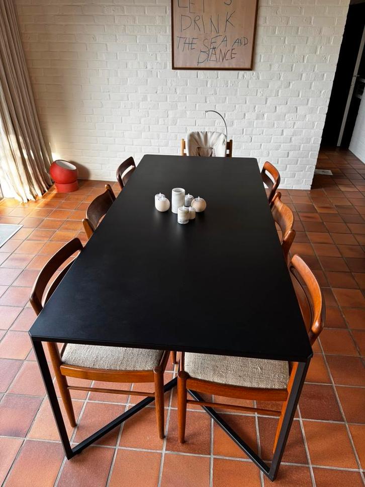Zwarte metalen eettafel, Huis en Inrichting, Tafels | Eettafels, Gebruikt, 50 tot 100 cm, 200 cm of meer, Vijf personen of meer