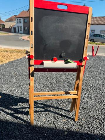 Kindertafel beschikbaar voor biedingen
