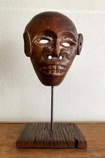 Antiek masker Himalaya regio, Ophalen