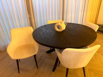 EETTAFEL EN 4 STOELEN TE KOOP beschikbaar voor biedingen