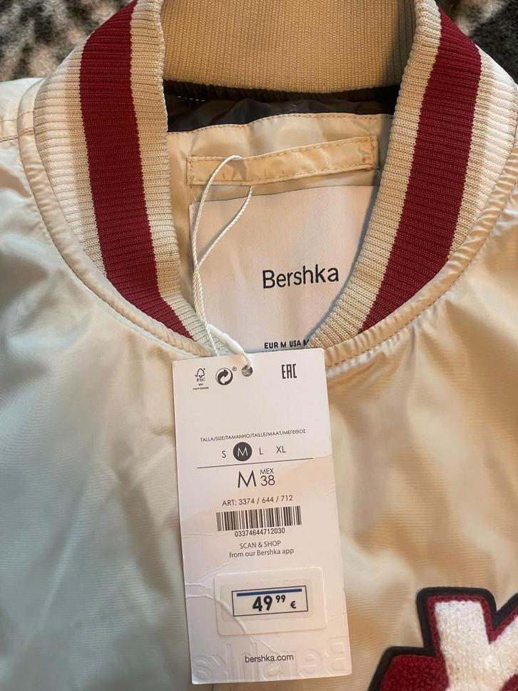 Nieuwe Bomberjas van Bershka – Met Prijskaartje!, Kleding | Heren, Kostuums en vesten, Nieuw, Maat 48/50 (M), Wit, Ophalen of Verzenden
