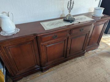 Houten kast beschikbaar voor biedingen