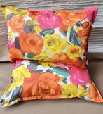 2 kussens satijnkatoen met hippe Ibiza Flowers, Huis en Inrichting, Ophalen of Verzenden, Nieuw, Overige kleuren, Rechthoekig