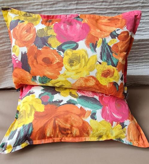 2 kussens satijnkatoen met hippe Ibiza Flowers, Huis en Inrichting, Woonaccessoires | Kussens, Nieuw, Overige kleuren, Rechthoekig