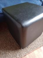 Kleine zwarte lederen poef op wieltjes. NIEUW, Huis en Inrichting, Ophalen, Nieuw, Leer