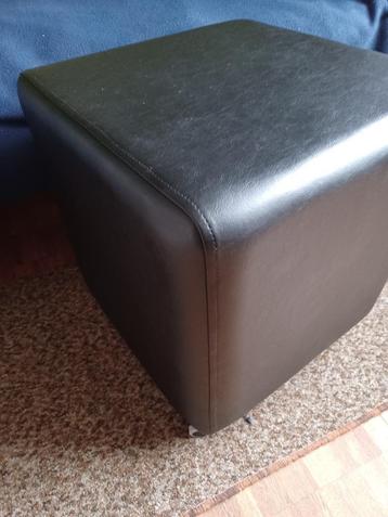 Kleine zwarte lederen poef op wieltjes. NIEUW beschikbaar voor biedingen