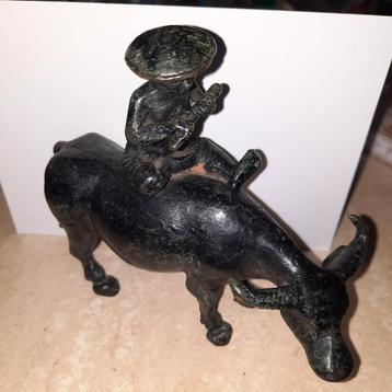 Bronzen beeldje van os en fluitende man . Aziatisch .   beschikbaar voor biedingen