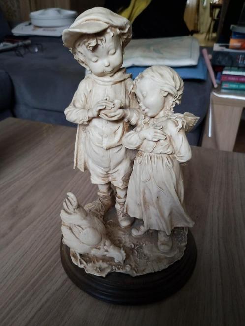 2 kinderen voederen een kip, Verzamelen, Beelden en Beeldjes, Zo goed als nieuw, Fantasy, Ophalen of Verzenden