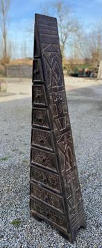 Koloniale piramide kast met 8 lades, Enlèvement