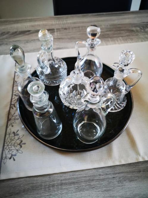 Aardewerk schaal met olieflesjes, Antiek en Kunst, Antiek | Glaswerk en Kristal, Ophalen