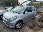SIRION 1,3cc BENZIN 2010 AIRCO 180,000KM 0471654764, Zwart, Sirion, Bedrijf, 5 deurs