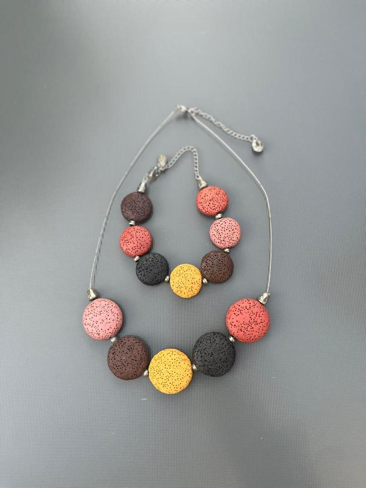 Trendy ketting en armband set – grote kralen in lavasteen, Handtassen en Accessoires, Kettingen, Zo goed als nieuw, Steen of Mineraal