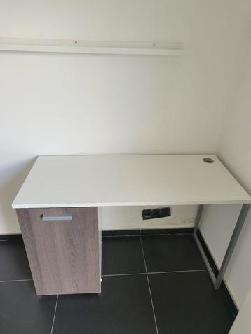 Strak Bureau Wit/Hout: Incl. Opbergkast & Kabelgat! beschikbaar voor biedingen