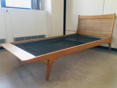 Vintage bed met prachtig rotan hoofdbord, Huis en Inrichting, Slaapkamer | Bedden, Gebruikt, Eenpersoons, 90 cm, 200 cm, Hout