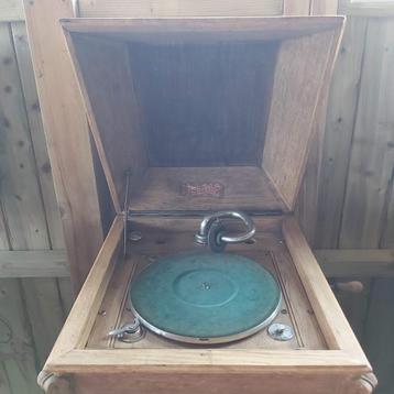 Phonographe ancien rétro dans un étui en bois avec accessoir