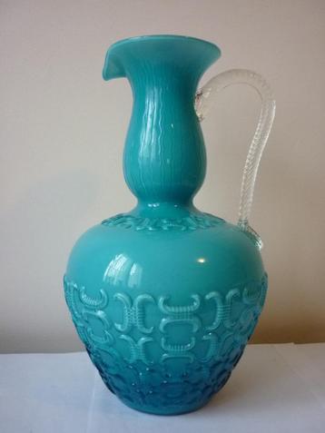 Vase en opaline bleue