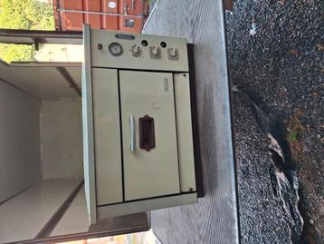 Ancien four vintage provient d une école avec pied 300 euros beschikbaar voor biedingen