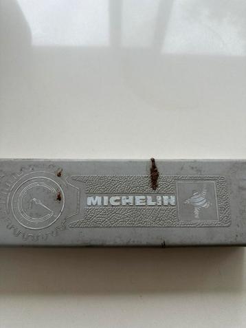 Vintage MICHELIN bandendrukmeter in originele doos beschikbaar voor biedingen