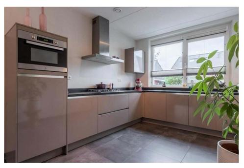 Luxe Mooie taupe/zandbeig hoogglans hoekkeuken, Huis en Inrichting, Keuken | Complete keukens, Zo goed als nieuw, Hoekkeuken, Overige kleuren