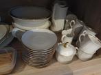 Servies te koop , wit met gouden boordje, Antiek en Kunst, Antiek | Servies compleet, Ophalen