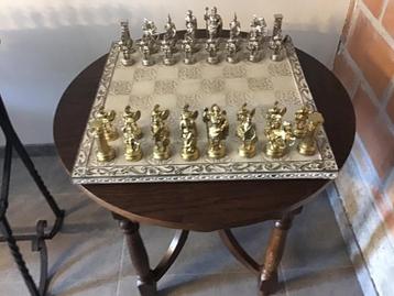 Schaaktafel mt zware stenen bord en massieve metalen stukken beschikbaar voor biedingen