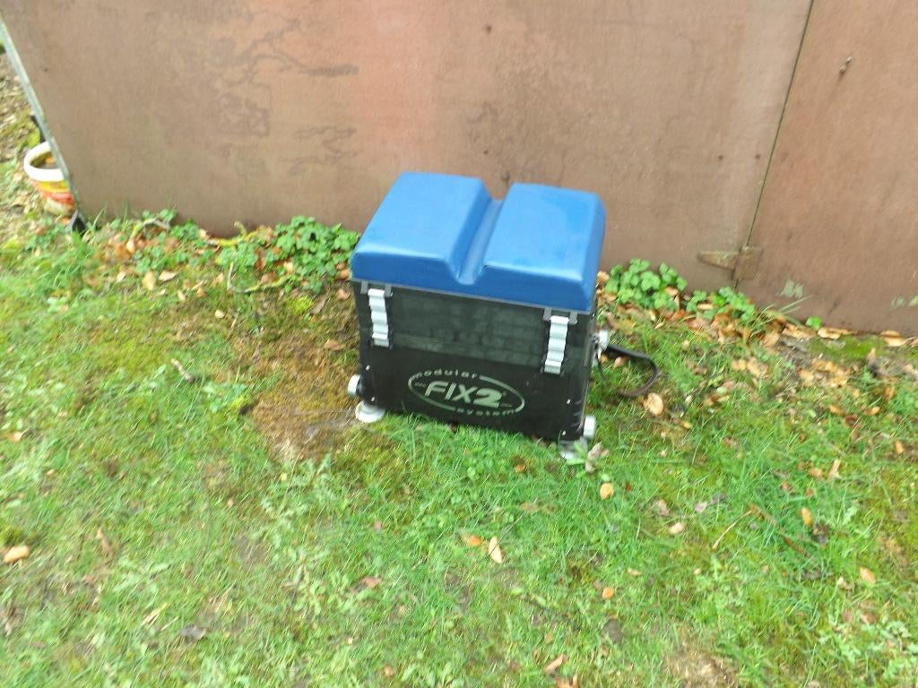 een visbak of viskoffer van merk FIX 2 vol met klein mat, Watersport en Boten, Ophalen, Gebruikt