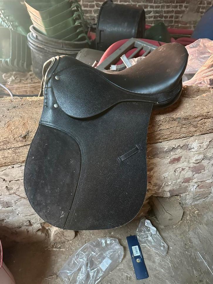 12 selles ensemble, Animaux & Accessoires, Chevaux & Poneys | Selles, Comme neuf, Enlèvement