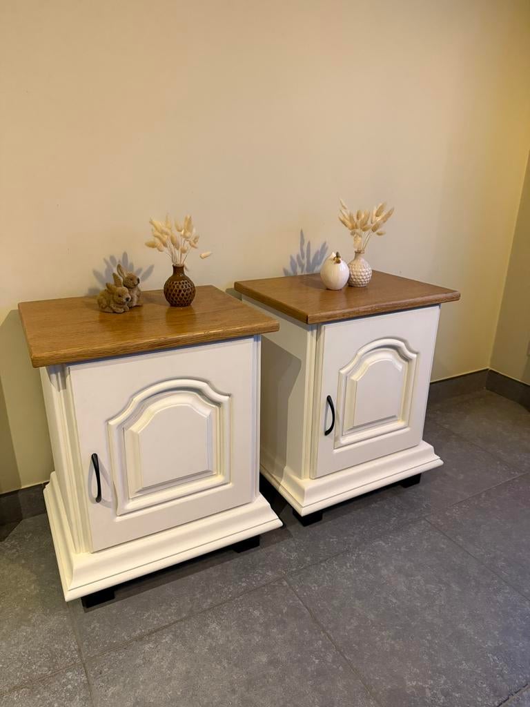 Twee eiken nachtkastjes met deurtje, Ophalen, Zo goed als nieuw