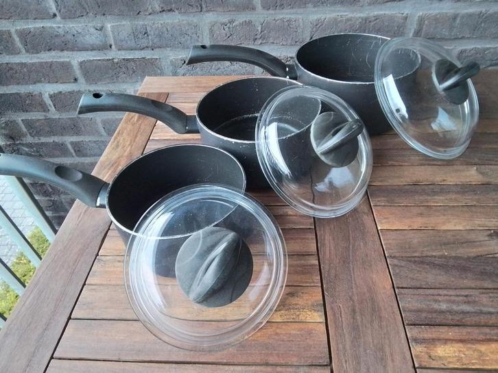 SET VAN 3 GEBRUIKTE STEELPANNEN MET GLAZEN PIREX DEKSELS, Huis en Inrichting, Keuken | Potten en Pannen, Gebruikt, Pannenset, Aluminium