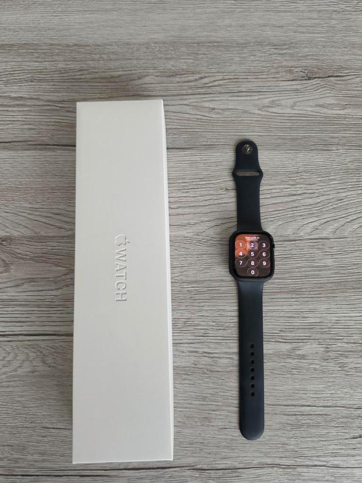 Apple Watch Series 8 45mm – Zeer goede staat + oplader, Handtassen en Accessoires, Smartwatches, Zo goed als nieuw, iOS, Zwart