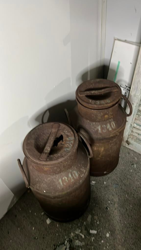 2 antieke ijzeren decoratieve melkbussen, Tuin en Terras, Ophalen, Zo goed als nieuw