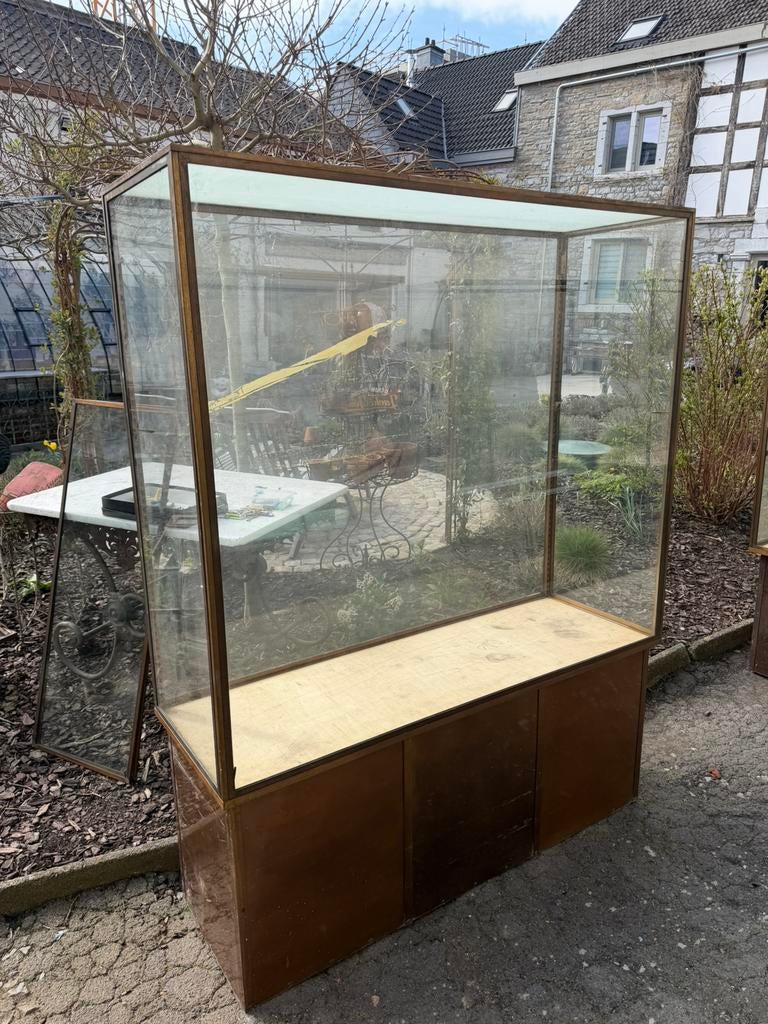 Vitrines en laiton, Enlèvement