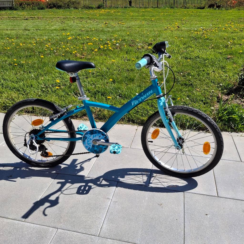 Beau vélo est un VTC enfant B'Twin, Comme neuf, Frein sur jante, 20 pouces ou plus