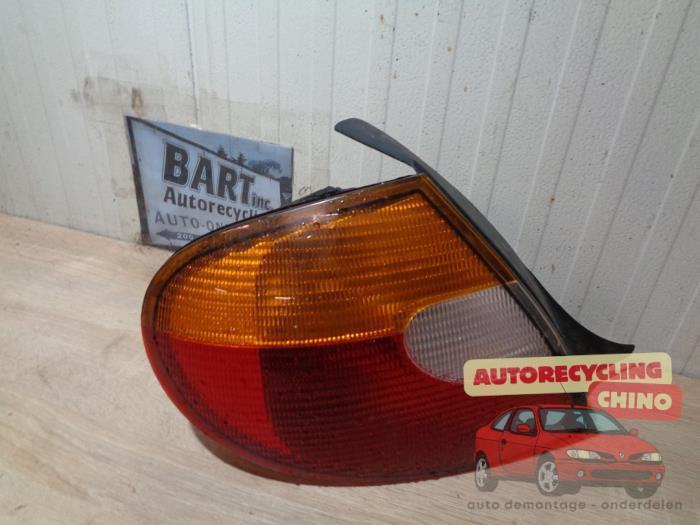 Feu arrière gauche d'un Chrysler Neon, Autos : Pièces & Accessoires, Éclairage, Chrysler, Utilisé, 3 mois de garantie, Enlèvement ou Envoi