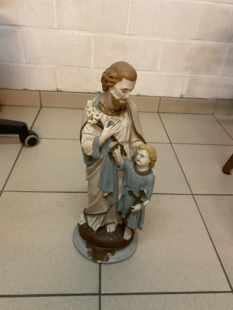 Een gepolychromeerd heiligenbeeld in plaaster, Ophalen