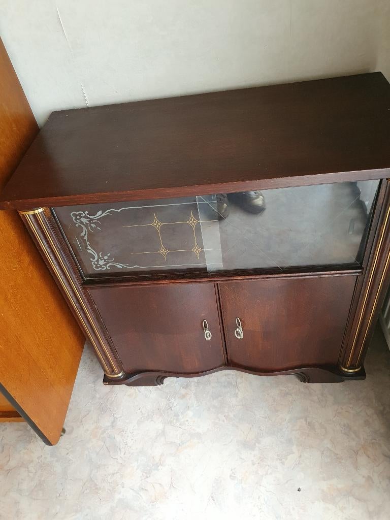 Donkerbruine lage kast, Ophalen