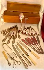 boîte en bois remplie de couverts vintage en métal argenté, Antiquités & Art, Enlèvement ou Envoi