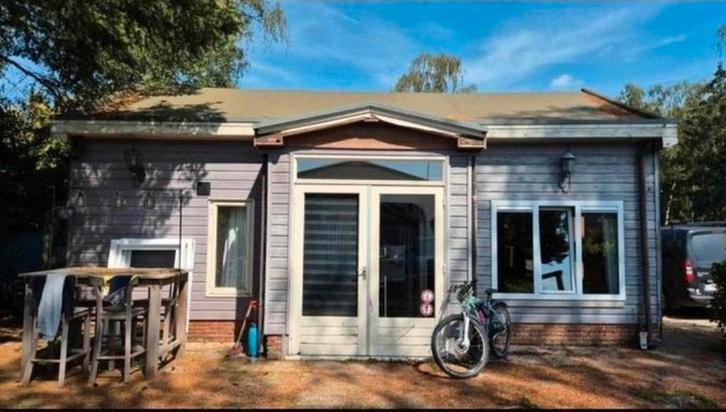 Chalet op ruim perceel in Poppel – evt.opfrissing nodig, Caravans en Kamperen, Stacaravans, Ophalen