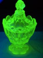 Bocal décoratif en verre d'uranium avec couvercle, Antiquités & Art, Enlèvement ou Envoi