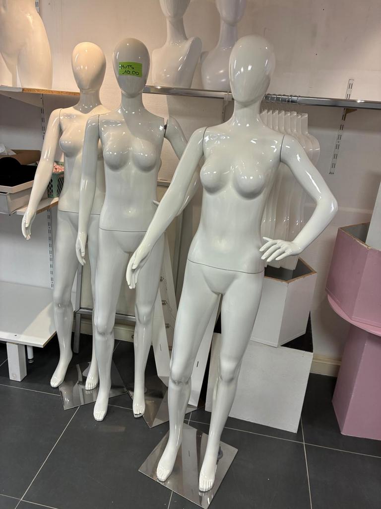 Paspoppen en kastjes, Ophalen