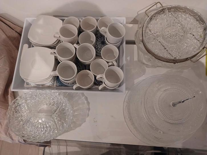 Vaisselle et plats en verre — 19 tasses + 19 assiettes,..., Antiquités & Art, Antiquités | Services (vaisselle) pièces, Enlèvement