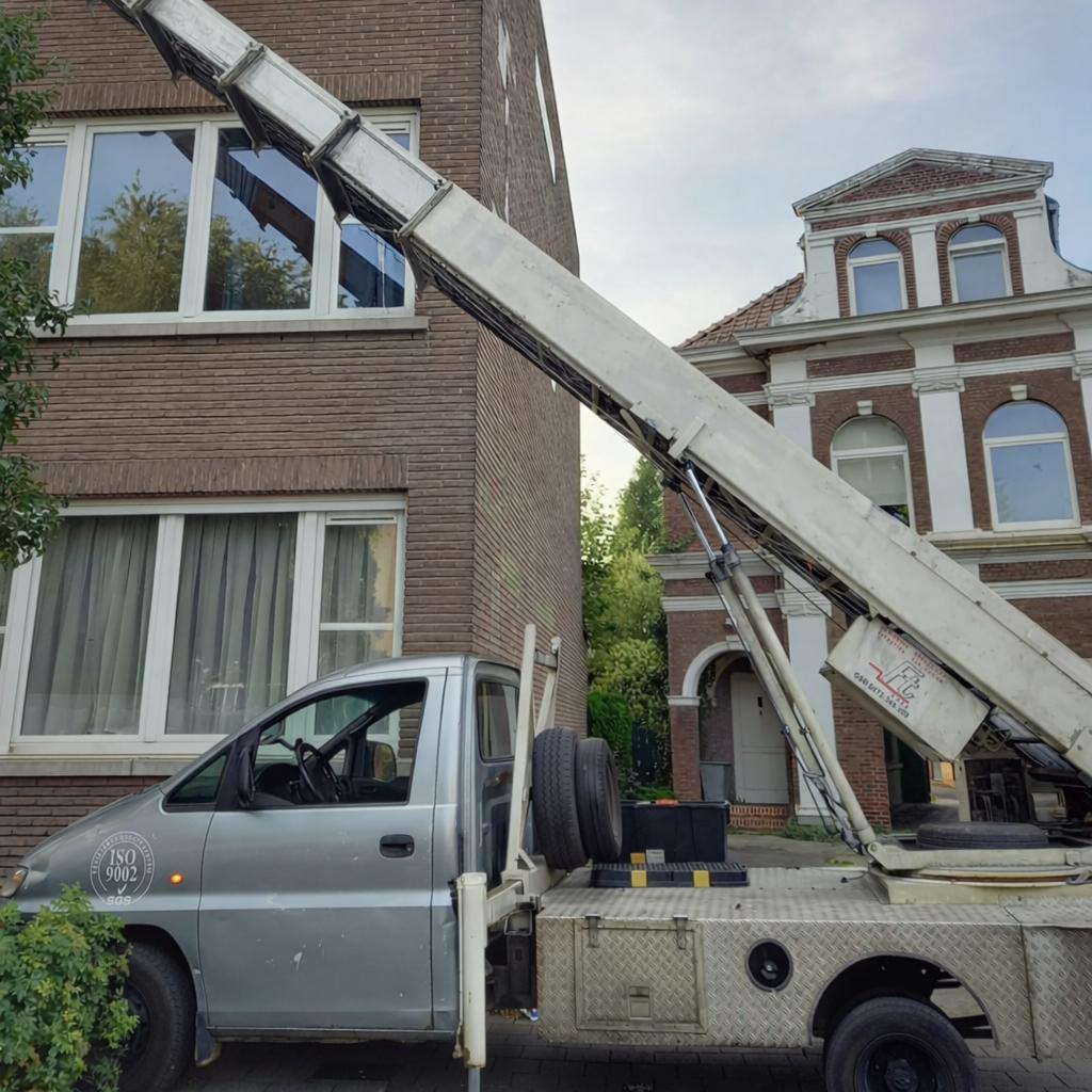 Hyundai h1 verhuislift Klaas 25m. (Nissan Cabstar), Doe-het-zelf en Bouw, Ophalen, Zo goed als nieuw