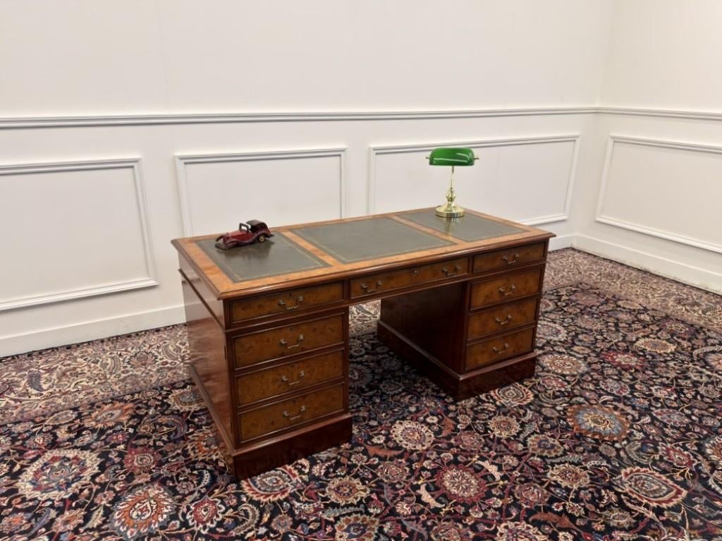 Klassiek Italiaans Wortelnoten Bureau, Ophalen