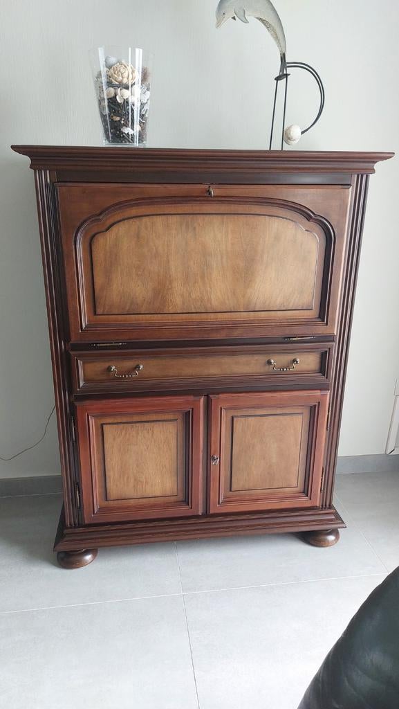 Barkast met verlichting binnenin, Ophalen