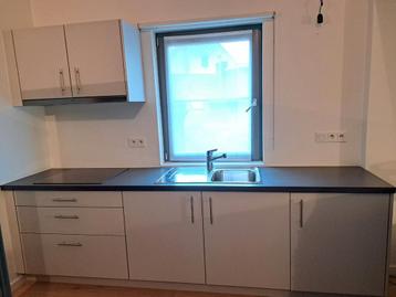 Complete lichtgrijze keuken met werkende apparatuur beschikbaar voor biedingen